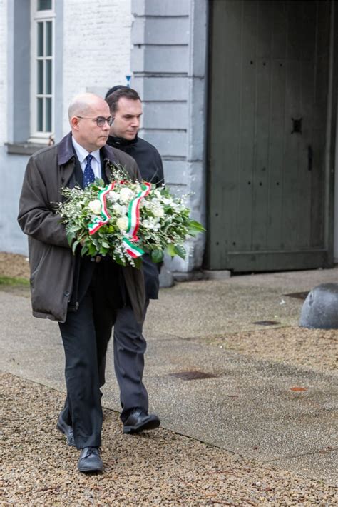 Koszor Z S A Nemzetk Zi Holokauszt Eml Knap Alkalm B L Botschaft Von