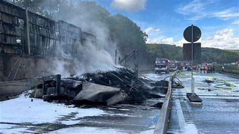 Sattelauflieger Brennt Auf A 7 Starke Rauchentwicklung