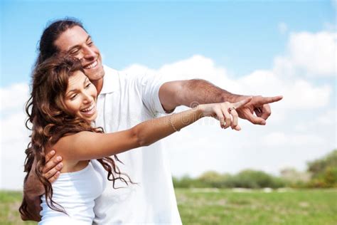 Famille S Asseyant Devant Leur Maison Photo Stock Image Du Bleu