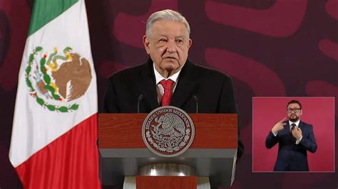 AMLO aparece con el ojo hinchado en La Mañanera tras infección No