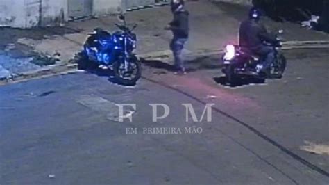 Dupla é flagrada por câmera de segurança furtando moto no Jardim Cambuí