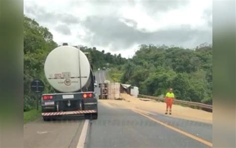 Caminh O Carregado Farelo De Soja Tomba E Deixa Rodovia