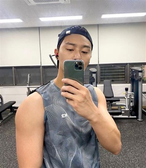 Potret Mirror Selfie Ala Park Seo Joon Memesona Banget