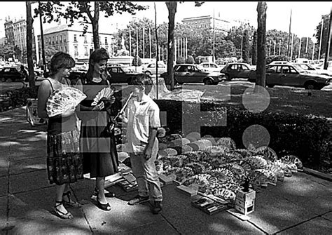 Año 1987 En el Paseo del Prado en el paso hacia el Museo un chaval