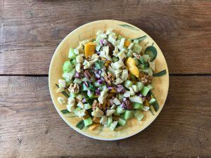 Mangosalade Met Komkommer Rode Ui Koriander En Artisjok Domaine