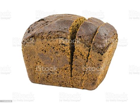 sepotong roti gelap  potongan potongan terisolasi  latar