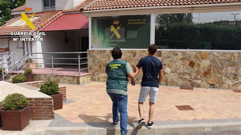 La Guardia Civil Detiene A 17 Personas De Una Banda De Ciberestafas Que Actuó En Vitigudino La