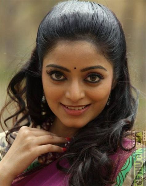 Janani Iyer Cute Eyes