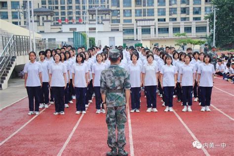 红心向党 用汗水向青春致敬——内黄一中2021级高一新生军训汇报表演精彩纪实 内黄县第一中学