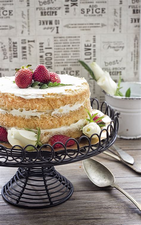 Naked Cake Con Fresas Deliciosa Foto