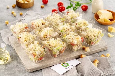 Салат Цезарь с курицей в фуршетных стаканчиках заказать в Москве с ...