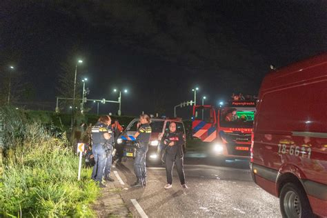 Automobilist Vliegt Uit De Bocht En Slaat Op De Vlucht Hulpdiensten