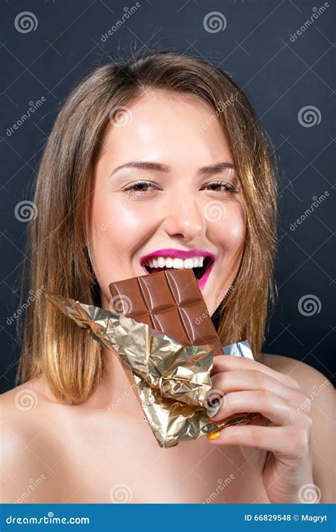 Belle Jeune Femme Blonde Nue Avec Le Maquillage Lumineux Mangeant La