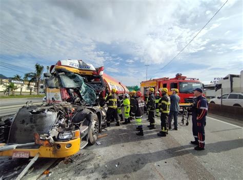 Acidente dois caminhões interdita BR 101 e motorista fica preso às