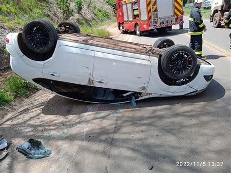 Motorista levemente ferido após capotar veículo no Contorno Viário