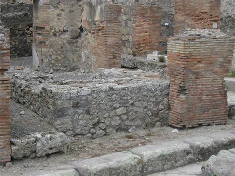 VII 9 55 Pompeii May 2003 Looking North West Across Counter Towards