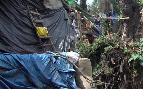 Vivienda al borde del abismo en el Distrito Federal de México CBS News