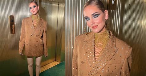Chiara Ferragni Con Le Calze Nude Alle Sfilate Di Milano Indossa La Giacca Come Un Abito
