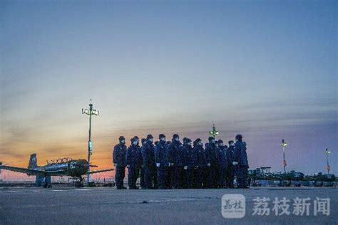 直击海军航空大学某团单飞现场荔枝军事荔枝网新闻