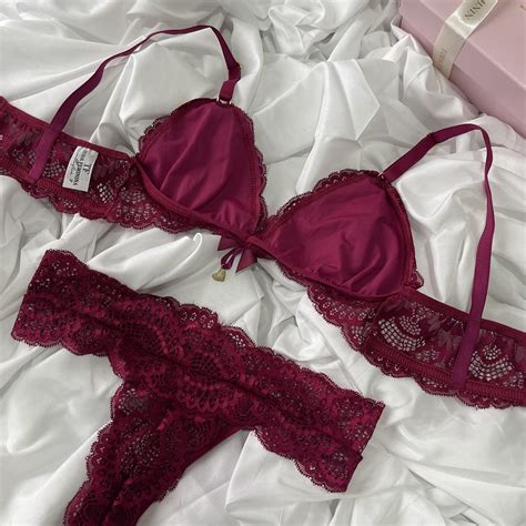 Conjunto de lingerie em renda sutiã sem bojo sem aro e calcinha fio desejo Gabriela Toda
