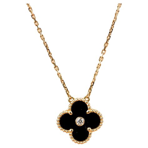 Van Cleef and Arpels Collier pendentif trèfle en or onyx Alhambra sur