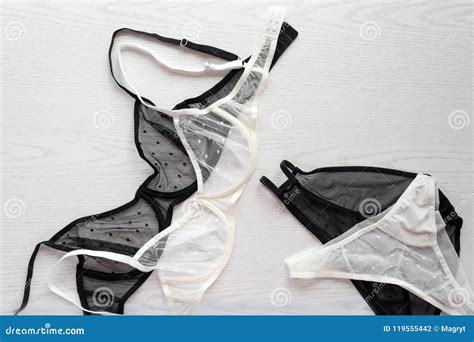 Lingerie Van Het Manier De In Kant Verschillende Damesslipjes En Bustehouder Op Witte Houten