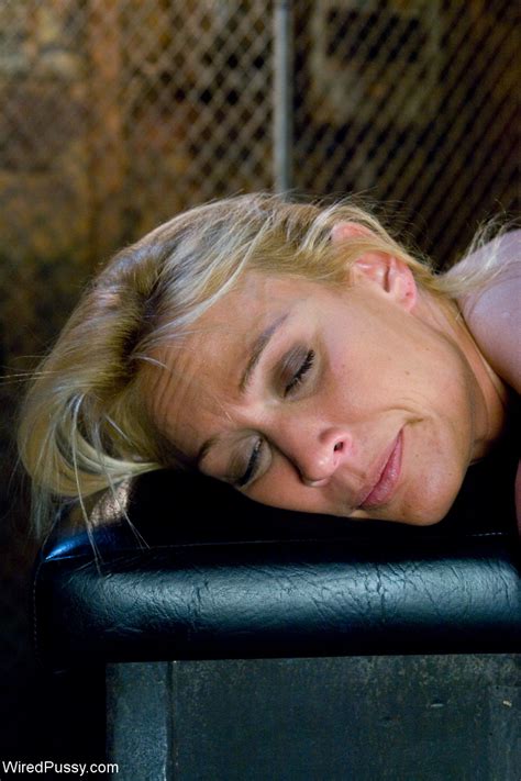 Femdom Lorelei Lee Makes Submissive Lesbian Mellanie Monroe Lick Her Pussy CoedCherry