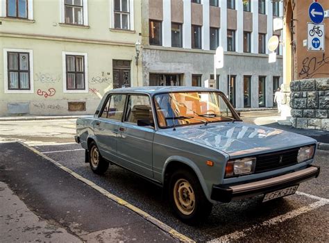 Lada 2104, fotografiert in Pécs (HU), Sommer 2019. - Fahrzeugbilder.de