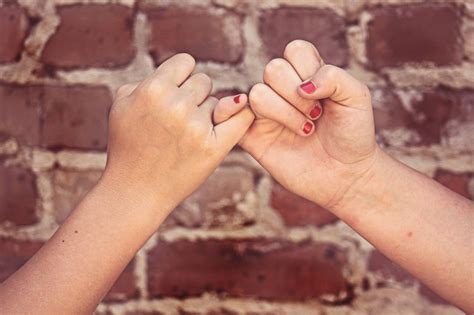 Banco De Imagens Mão Areia Menina Fotografia Perna Amor