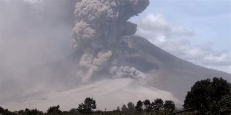 Extraordinary Video Of Pyroclastic Flows From The Eruption Of Sinabung