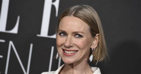 54 letnia Naomi Watts biegnie w bikini po plaży Kobieta w INTERIA PL