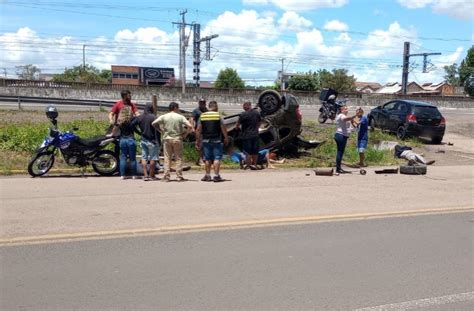 Br 116 Três Pessoas Ficam Feridas Após Colisão Entre Carros Em Esteio