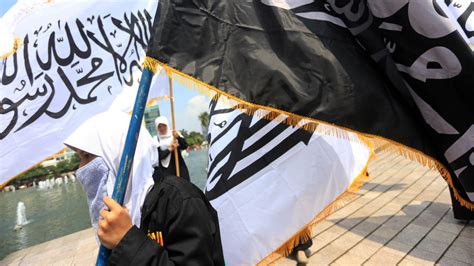 Foto Polisi Sita Atribut Yang Diduga Bendera HTI Di Deklarasi Anies