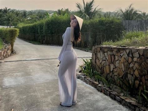 Hot girl Việt được báo Trung Quốc khen ngợi mặc váy tàng hình gây nhức mắt người nhìn