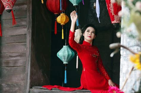 Hot girl dao kéo khoe vẻ đẹp mỹ miều trong tà áo dài dân tộc Báo Dân trí