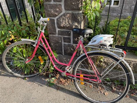 Rosa Crescent Dame Sykkel Med Hjelm Finn Torget