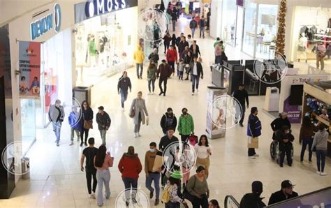 Abarrotan centros comerciales por compras navideñas