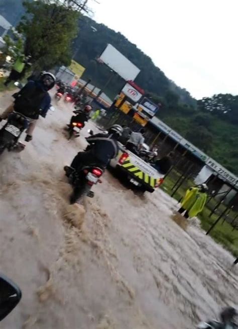 Un Tramo De La Calzada La Paz Se Inunda Por Fuertes Lluvias