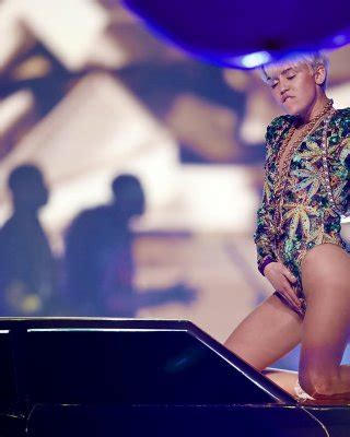 Cyrus Blow Nude Porn Pics Leaked XXX Sex Photos App Page 3 PICTOA