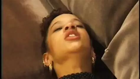 Rondborstige Seksslavin Brunette Krijgt Een Speeltje In Haar Geschoven Door Een Geile Meesteres