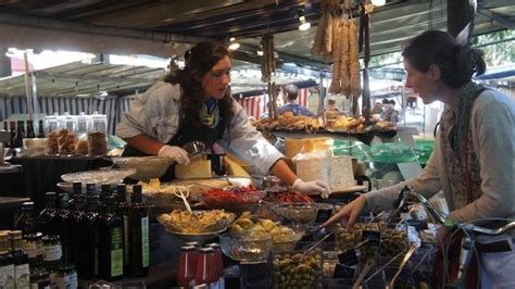 Batignolles organic market | Shopping in Batignolles, Paris