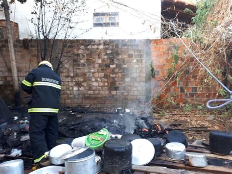 Morador Ateia Fogo Em Objetos No Quintal E Chamas Quase Atingem Casa