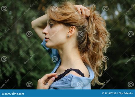 Zijaanzicht Portret Van Sexy Blonde Meisje Met Krullend Haar Met Een Blauw Spijkerbroek En