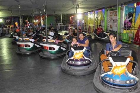 Chicos y grandes disfrutan de los juegos mecánicos de la Feria Tabasco