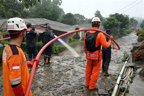 Foto Petugas Sar Bersihkan Lumpur Sisa Banjir Bandang Di Gunung Mas