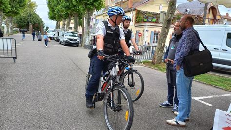 Auch La Police Nationale Se Rapproche De La Population Grâce Au Vtt