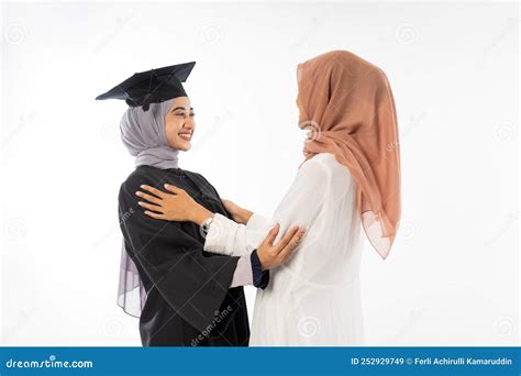 Estudiante Graduada Con Toga Conversando Con Su Amiga Imagen De Archivo