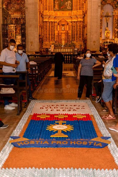 Cat Licos Y Sacerdotes Rezando Dentro De La Catedral Bas Lica Foto