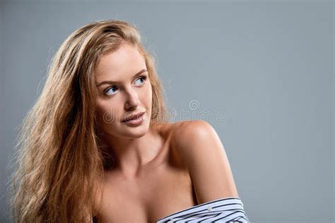 Femme Sensuelle Dans La Mini Robe Noire Photo Stock Image Du Pose