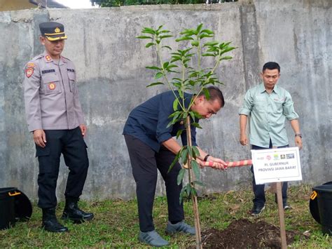 Pj Gubernur Jawa Barat Bey Triadi Machmudin Penanaman Pohon Bandung